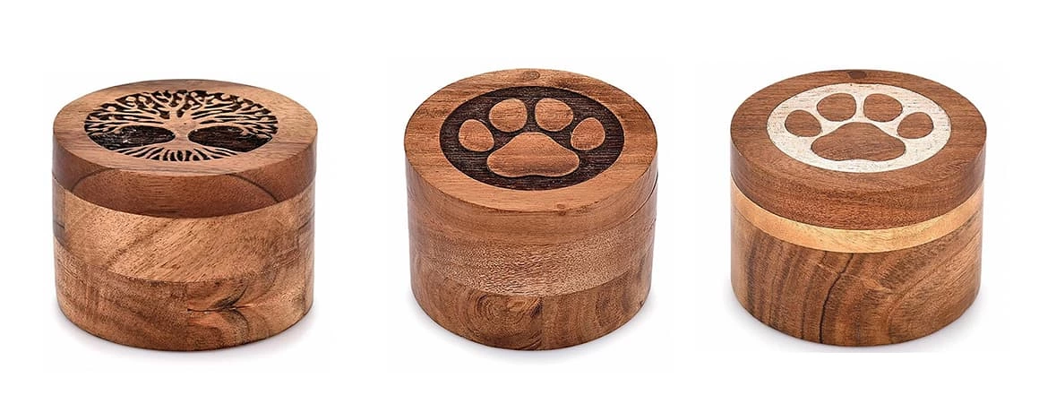 Engrave Diffent Patten Small Cylindrical Wooden Urns for Ashes